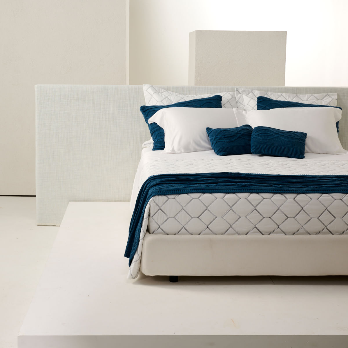 10 01 0391 Colcha Zahara Branco Marinho 001